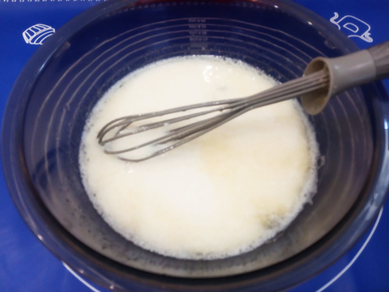 Булочки воздушные, мягкие, слоистые и вкусные: Добавляем разведенные дрожжи, перемешиваем.
