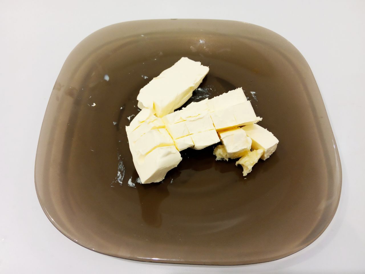 Булочки с изюмом, воздушные и мягкие: Кладем кусочками размягченное сливочное масло, размешиваем.