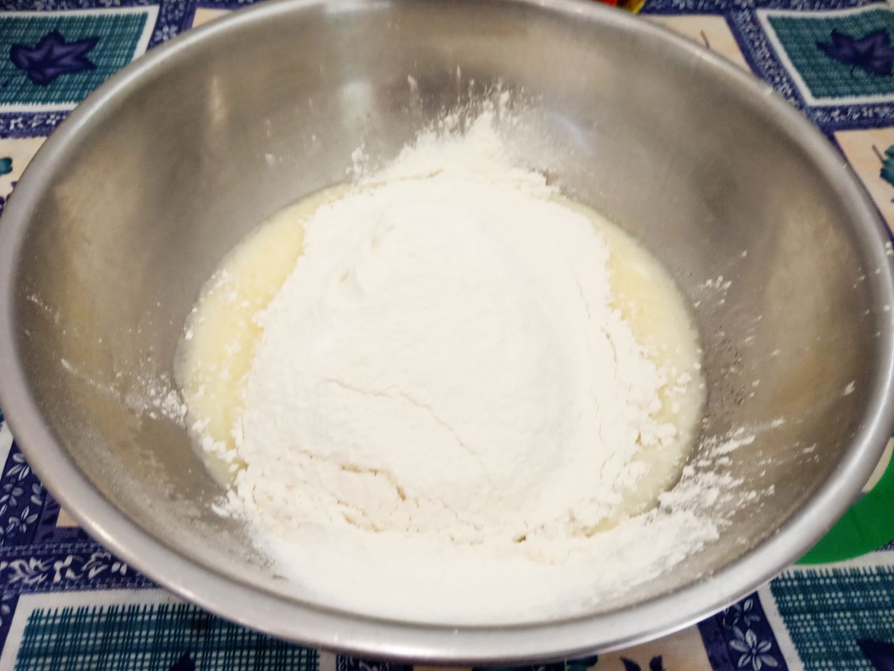 Пирожки с клубникой, из бездрожжевого теста, воздушные и рассыпчатые: Муку просеиваем через мелкое сито и добавляем частями в смесь. Замешиваем мягкое и нежное тесто.