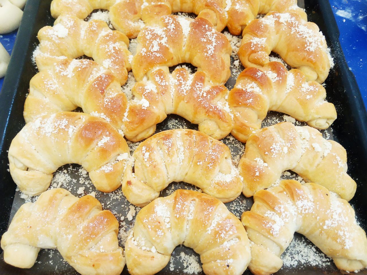 Булочки из дрожжевого теста, с начинкой из изюма и корицы: Духовку разогреваем до 180 С, ставим булочки и выпекаем до румяного цвета около 25-30 минут.