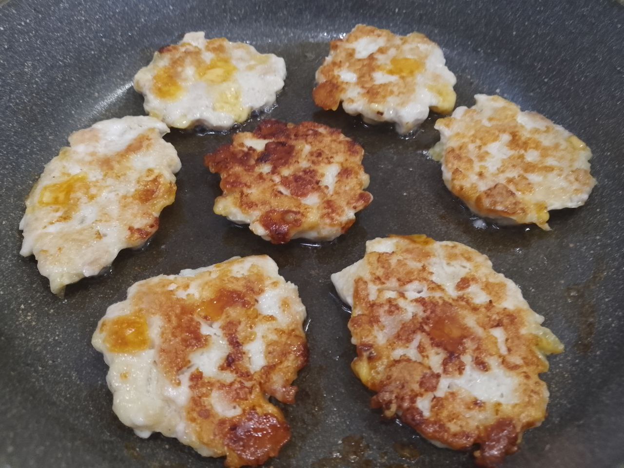 Котлеты из рубленого куриного филе и сыра: Сковороду накрываем крышкой и на медленном огне обжариваем с двух сторон до золотистого цвета, до готовности.