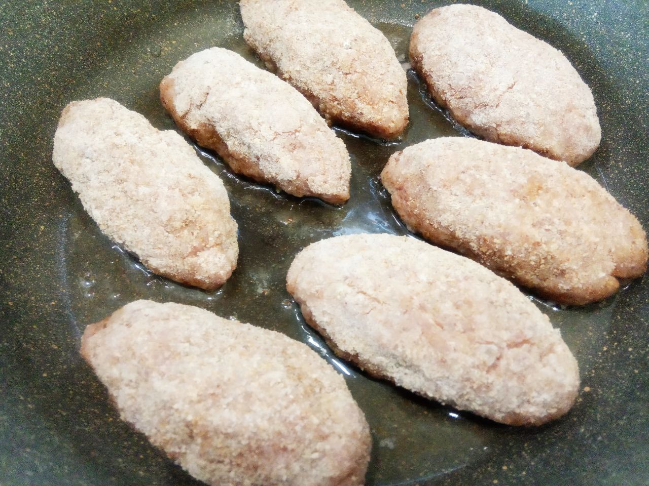 Домашние мясные котлеты, с начинкой из сыра, вкусные и аппетитные: Разогреваем сковороду с растительным маслом, укладываем котлеты и обжариваем на слабом огне под закрытой