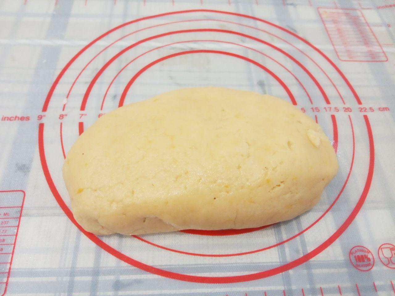 Домашнее печенье с кокосовой стружкой, рассыпчатое и песочное: Тесто ставим на полчаса в холодильник. Достаем тесто с холодильника и раскатываем толщиной около 3-5 мм.