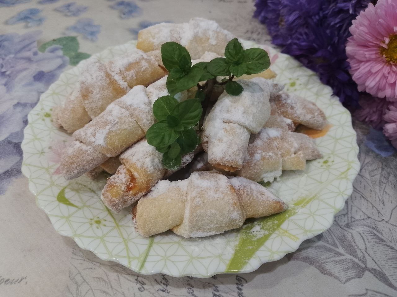 Домашнее песочное печенье рогалики с джемом