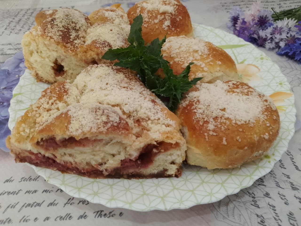 Пирог с ягодами из дрожжевого теста, воздушный и нежный