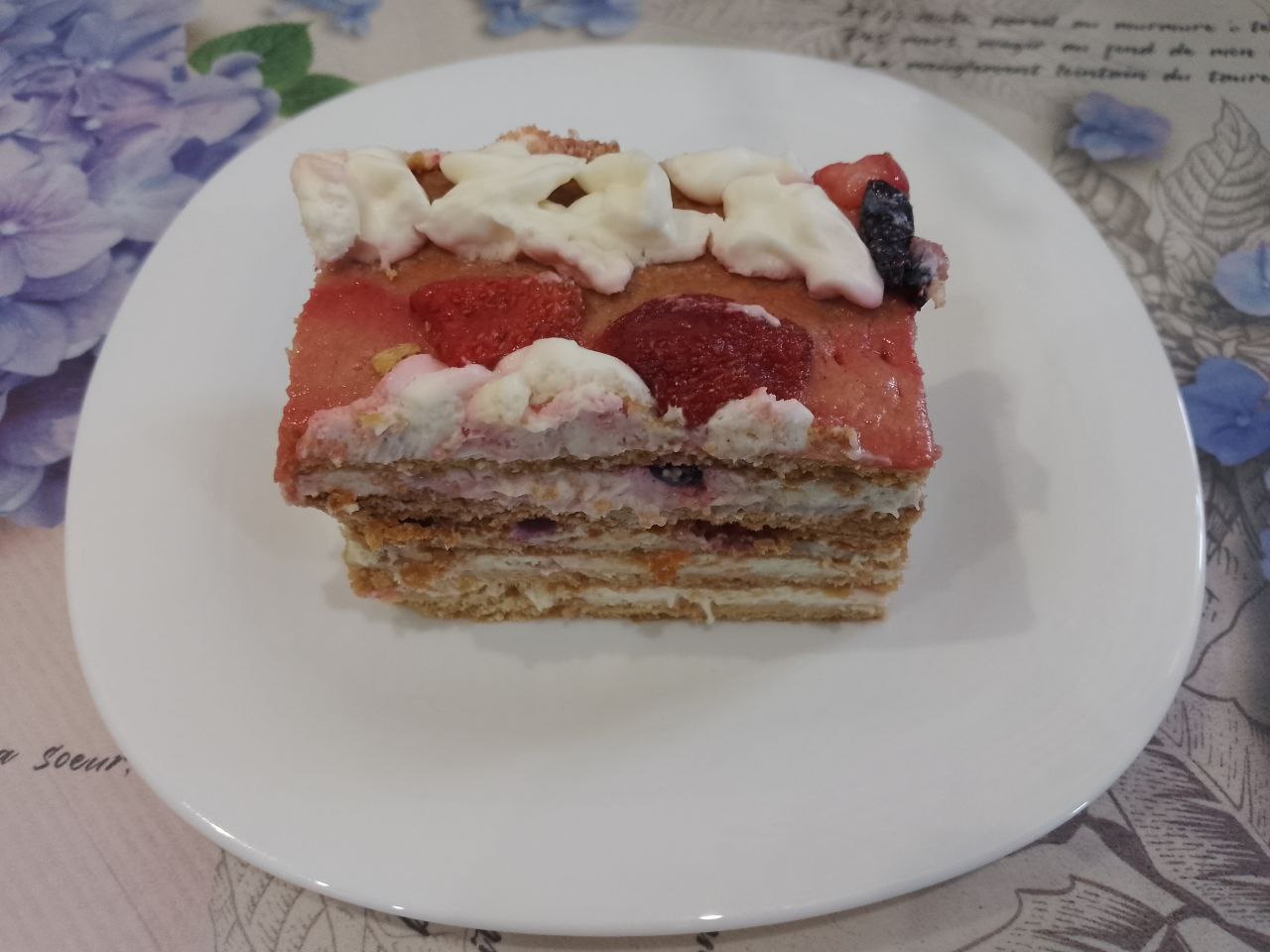 Торт с нежным кремом из сливок и творожного сыра, очень вкусный