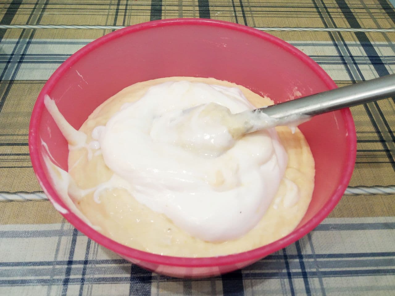 Манный пирог на молоке, просто и вкусно: Когда тесто станет однородным, добавляем оставшуюся белковую массу и размешиваем.