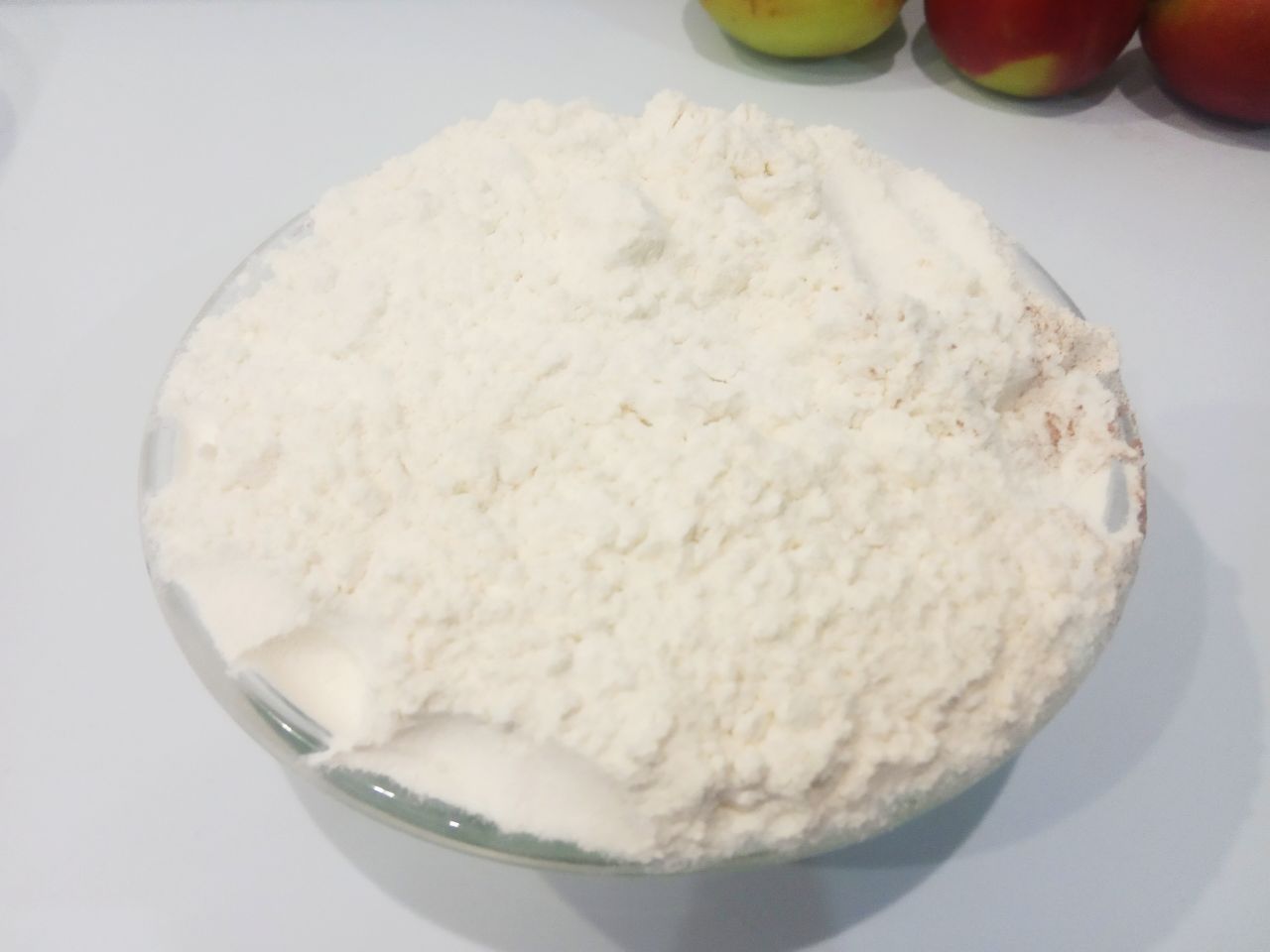 Шоколадный пирог на молоке с яблоками, вкусный и аппетитный: Муку просеиваем через мелкое сито, добавляем в тесто, размешиваем.