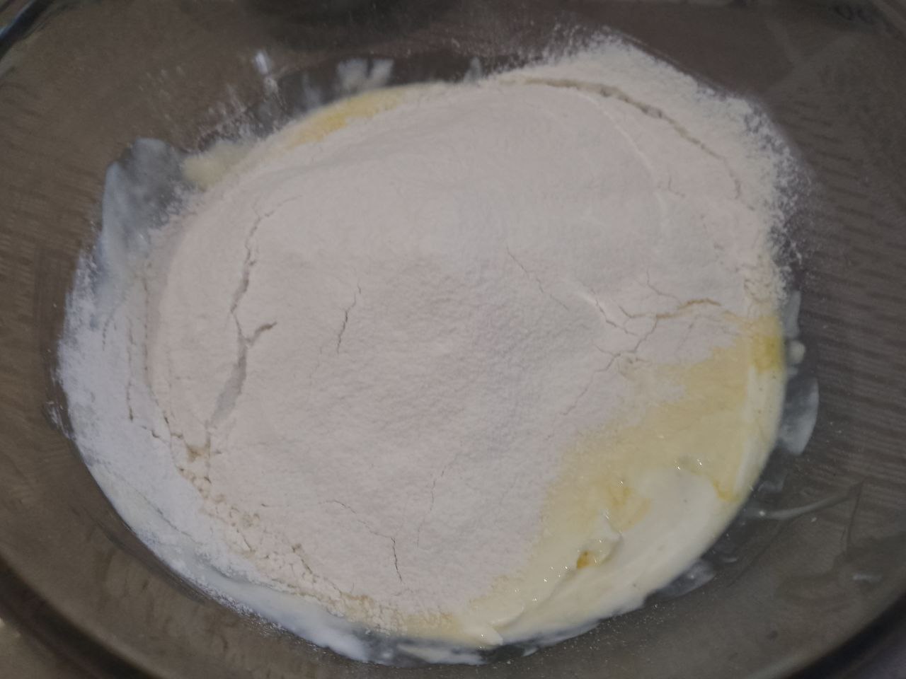 Пирожные с начинкой из белков и изюма: Муку просеиваем через сито, добавляем в тесто и замешиваем мягкое тесто. Тесто помещаем в холодильник на 30