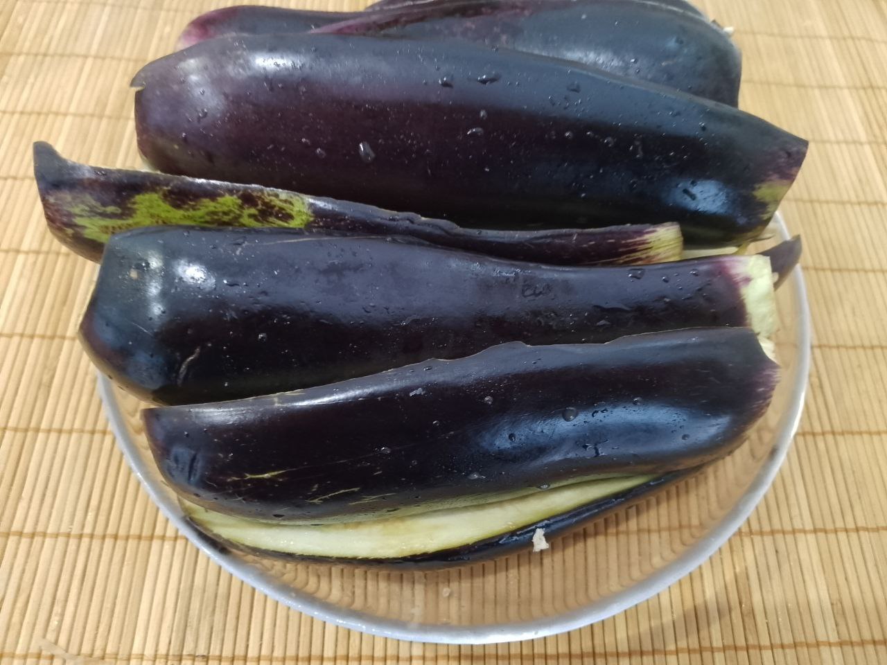 Запеченные в духовке, баклажаны с овощами, фаршем и сыром: Наполняем начинкой середину баклажанов и укладываем на противень застланный пергаментом.