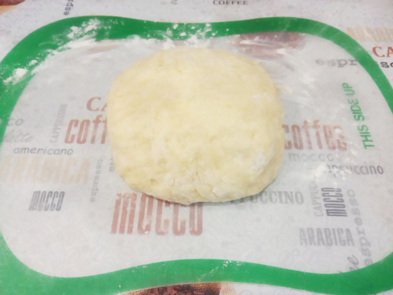 Простой рецепт печенья из манной крупы и молока, мягкого и рассыпчатого: Тесто разделяем на шарики, размерами с грецкий орех. Тесто липкое, поэтому руки смачиваем растительным маслом
