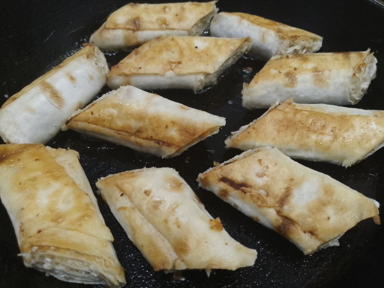 Лаваш с мясной начинкой, на сковороде, вкусный и аппетитный: Разогреваем сковороду с растительным маслом и обжариваем полоски до золотистой корочки.