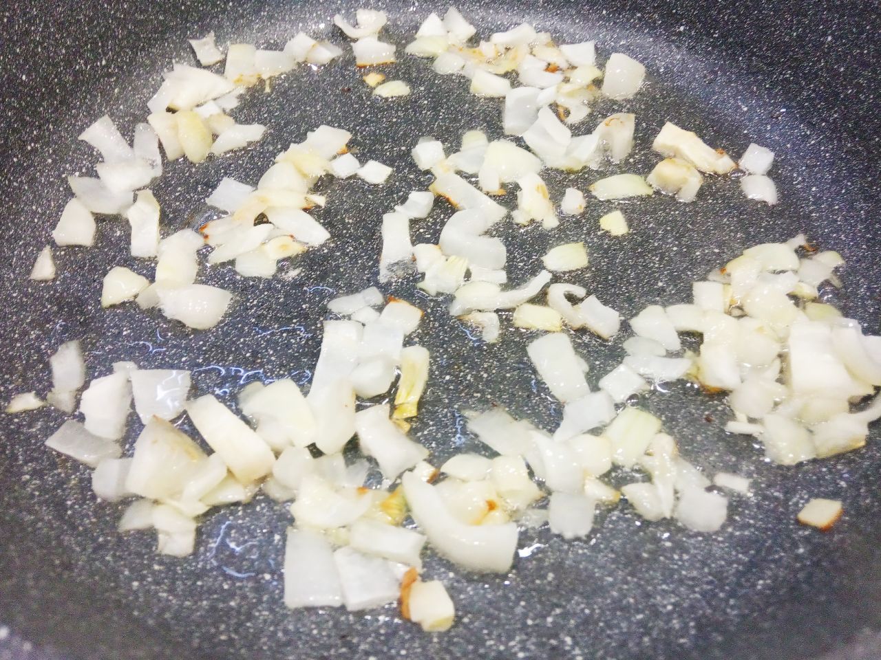 Чесночные стрелки с овощами, томатным соусом и мясным фаршем: В сковороду наливаем растительное масло, кладем лук и обжариваем его до золотистого цвета.