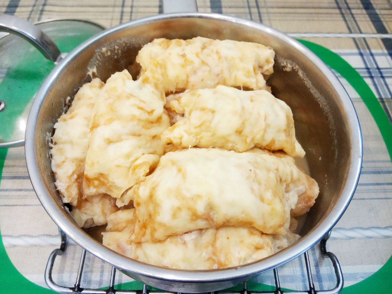 Аппетитные сырные блинчики с мясной начинкой: Блинчики заливаем бульоном или горячей водой, доводим до кипения и на медленном огне кипятим около 25-30