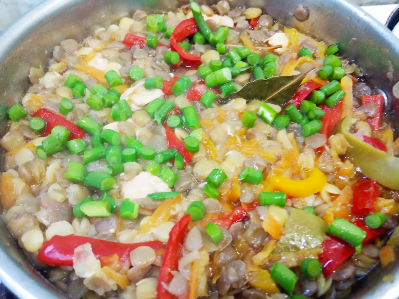 Чечевица тушеная с овощами, полезно и вкусно: Стрелки чеснока несколько штук, промываем водой и мелко измельчаем. Стрелки чеснока не всегда есть на кухне,