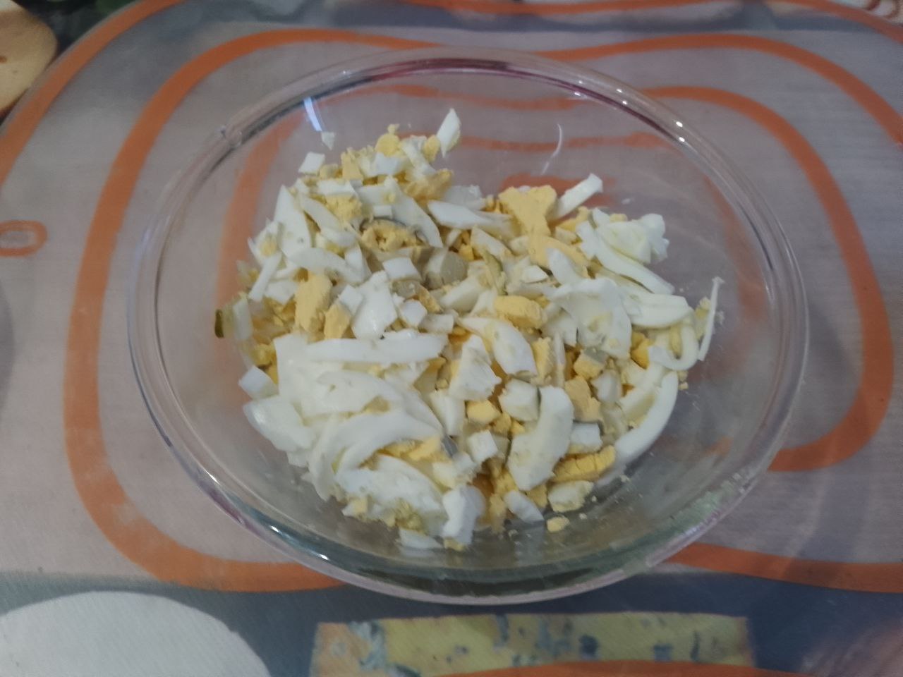 Простой рецепт салата, вкусный и аппетитный: Яйца отвариваем, очищаем от скорлупы и нарезаем кубиками или соломкой, я нарезала соломкой.