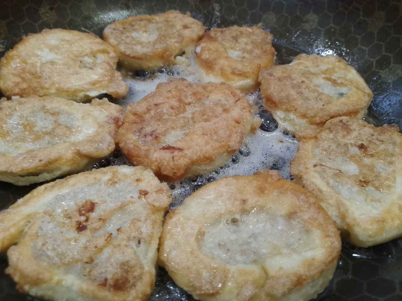 Вкусная мясная закуска в тесте и кляре, на сковороде: Сковородку разогреваем с растительным маслом и укладываем полоски.