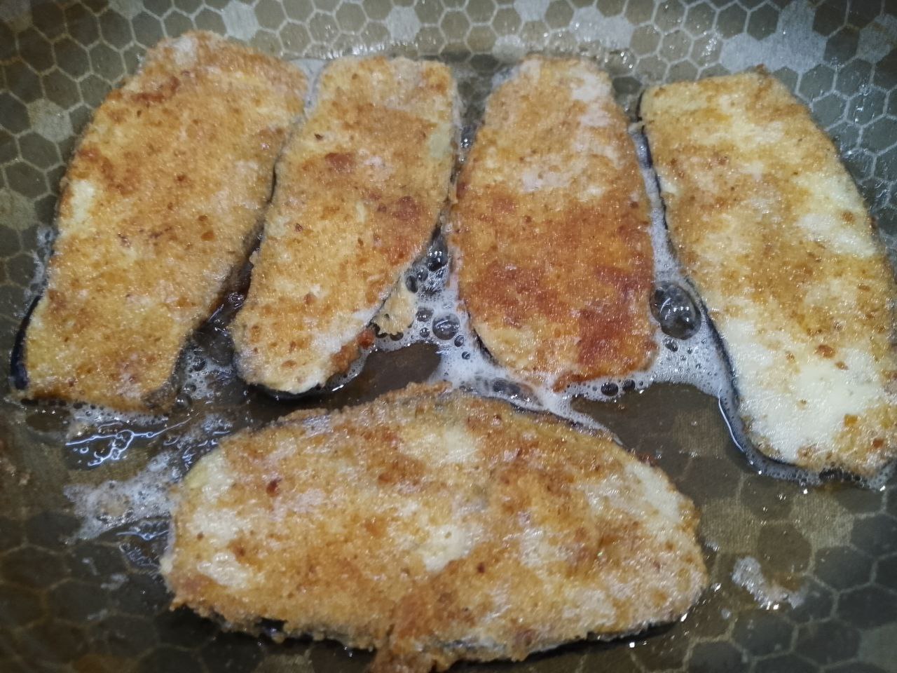 Баклажаны в яичном кляре и панировочных сухарях, с овощами: Укладываем баклажаны в разогретую сковороду на растительном масле и обжариваем до размягчения на небольшом