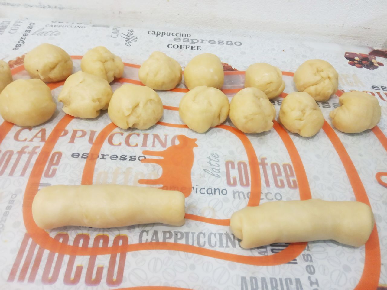 Простой рецепт пирожков из теста на растительном масле, с мясной начинкой: Заворачиваем пирожок и край придавливаем.
