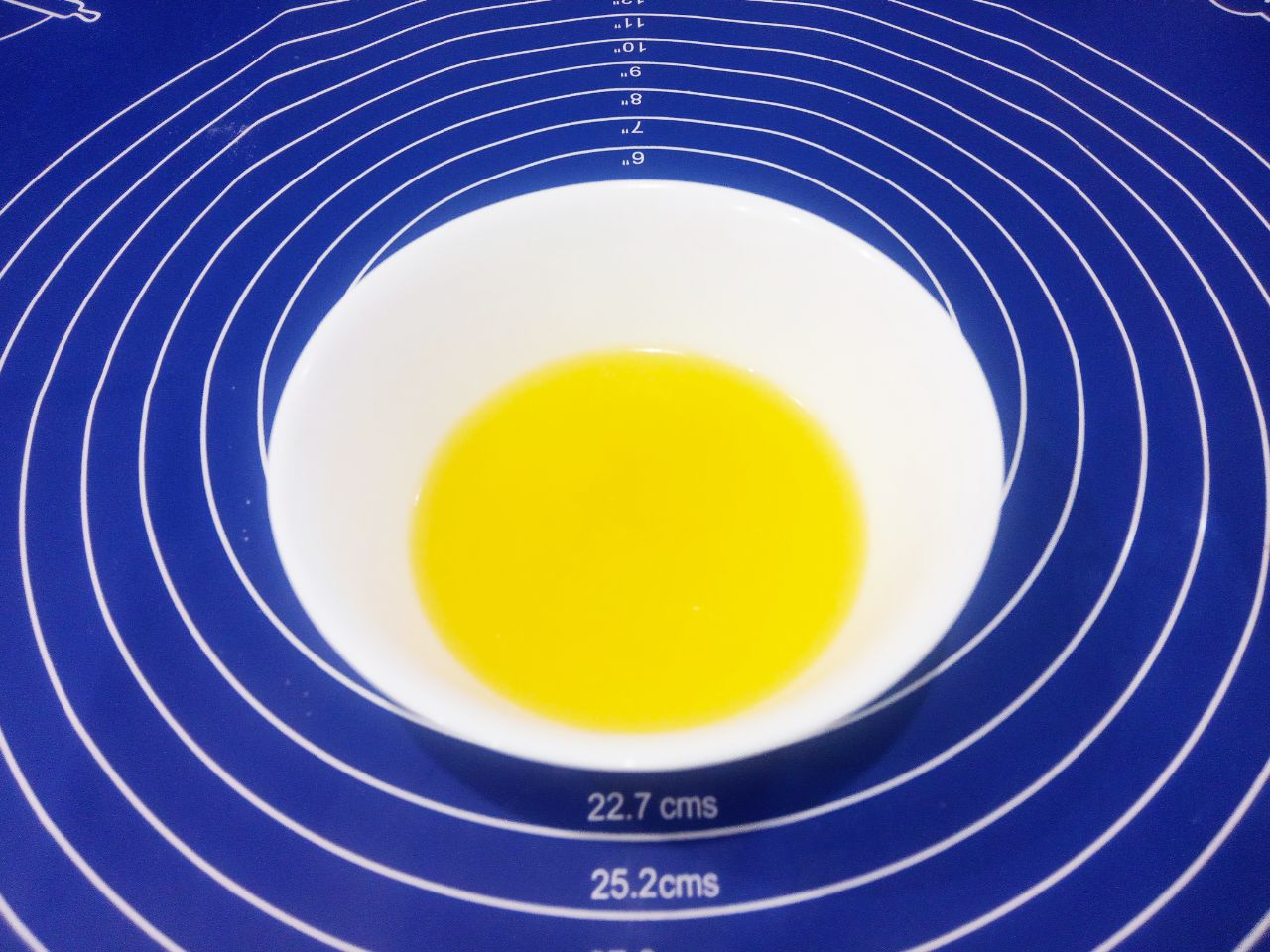Домашнее печенье с добавлением творога, рассыпчатое и вкусное: Сливочное масло растапливаем на водяной бане или в микроволновке.