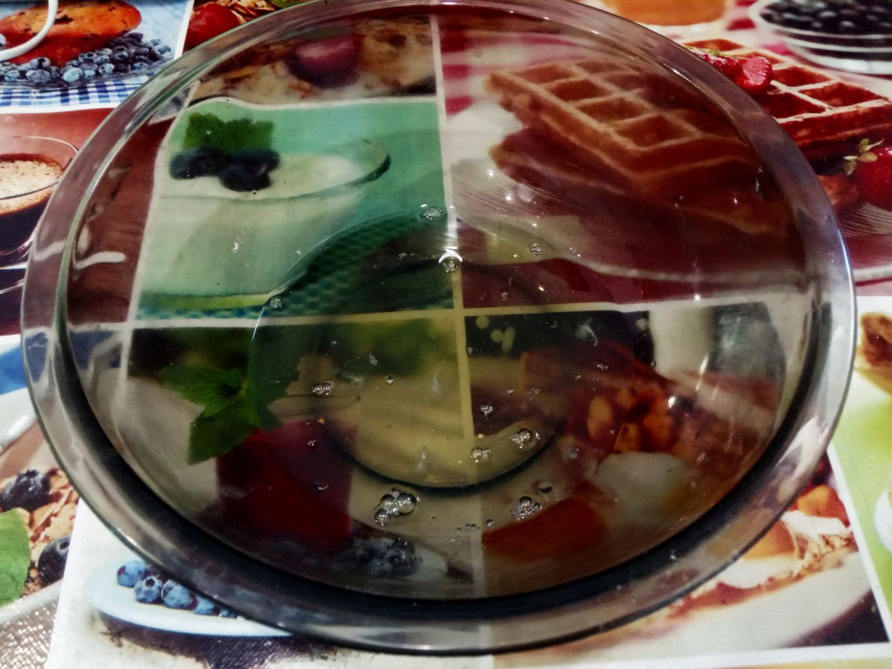 Пирог из бисквитного теста со сливами, просто и вкусно: Яйца разделяем на желтки и белки, в разную посуду. Белки отделяем в посуду, в которой будем готовить пирог, а