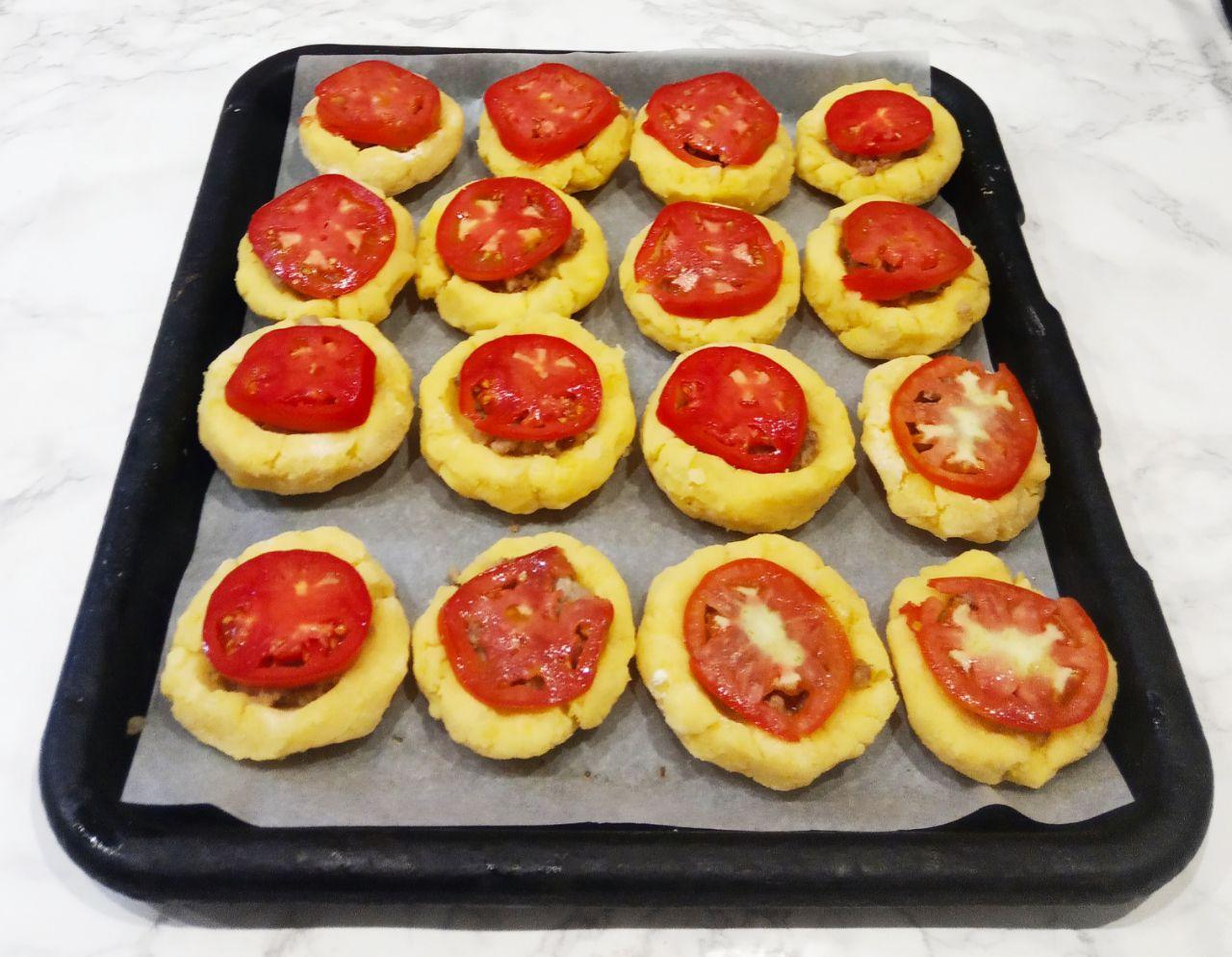 Картофельные ватрушки с мясной начинкой и сыром: Сверху кладем ломтики помидор и смазываем майонезом.