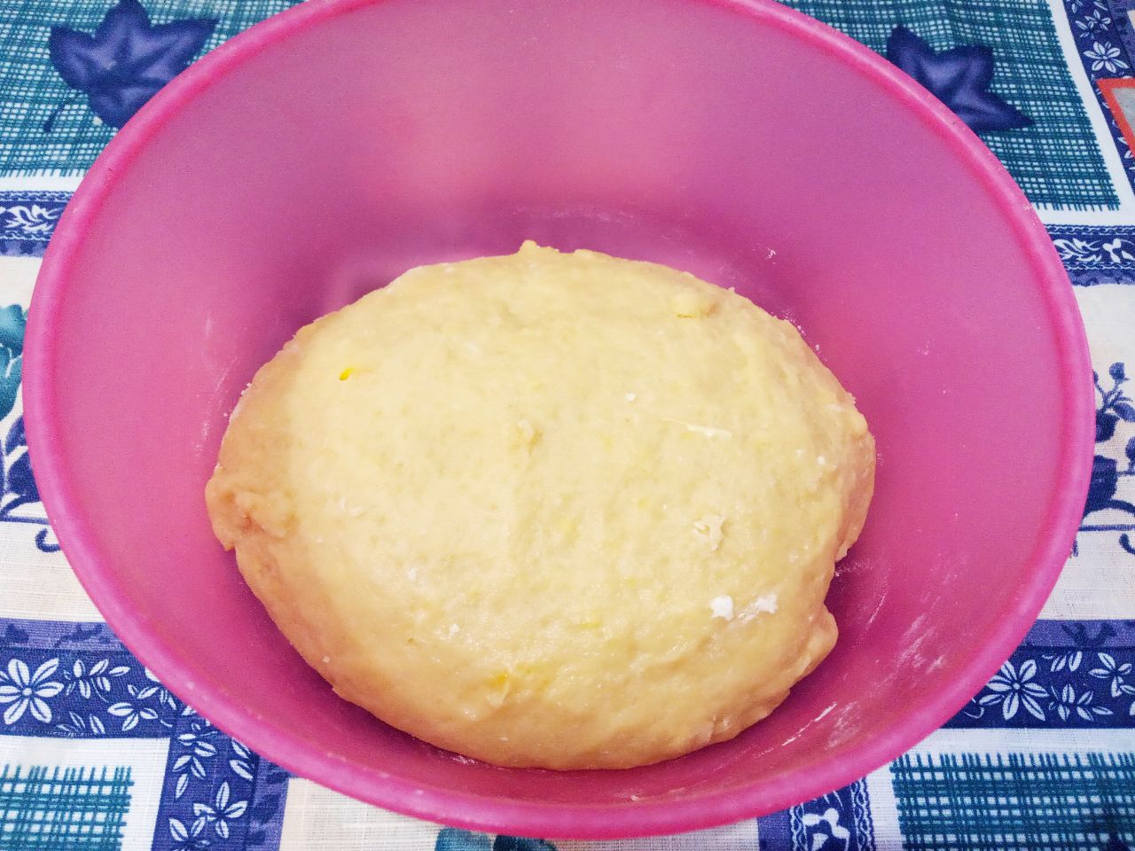 Печенье с джемом и кунжутом подсушенное в духовке: Муку смешиваем с разрыхлителем для теста, просеиваем через мелкое сито и добавляем в смесь, размешиваем и