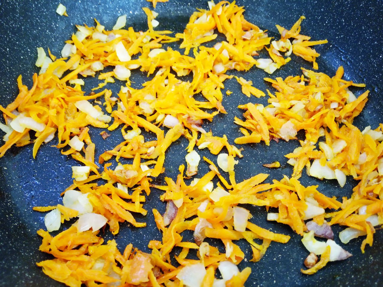 Домашние обжаренные голубцы с сырым рисом, вкусно и сытно: Обжариваем лук с морковью до золотистого цвета.