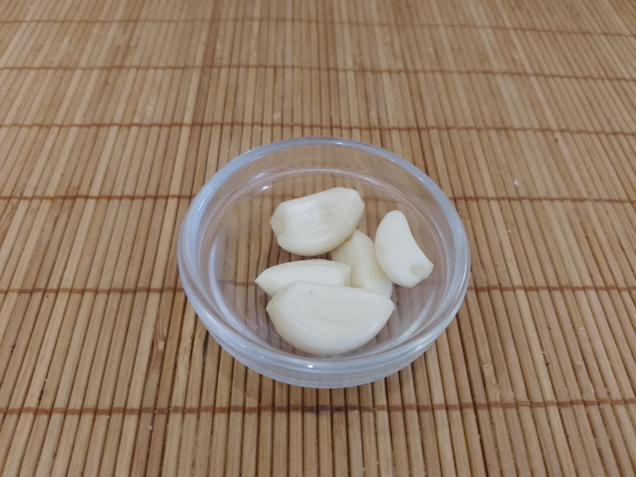 Котлеты из свинины в яичном кляре, сочные и нежные: Чеснок очищаем, промываем и продавливаем через чесночницу или пропускаем через мясорубку.