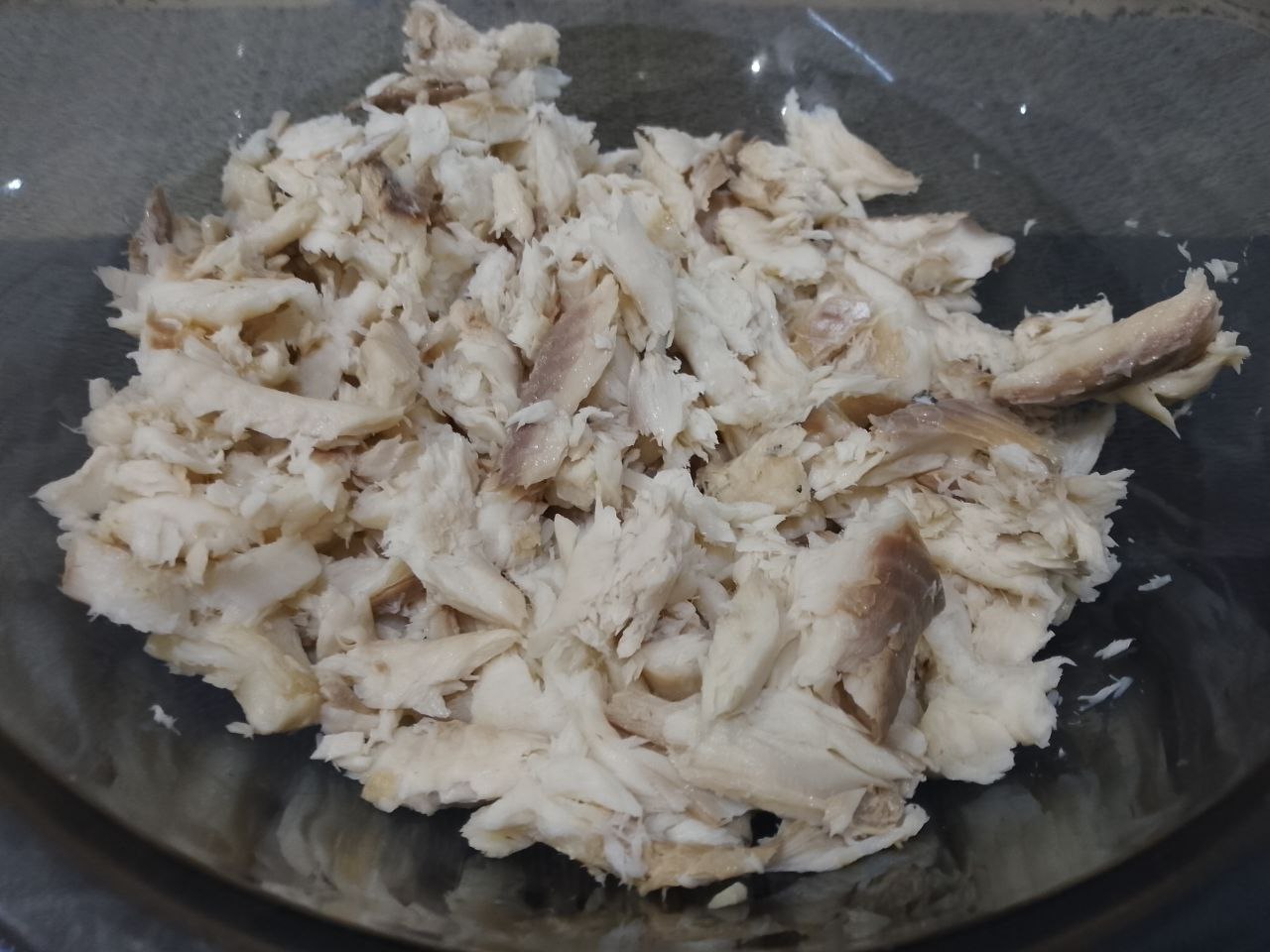Рыбный паштет со специями, вкусный и сытный: Бульон сливаем, вынимаем лук и морковь, рыбу очищаем тщательно от костей.