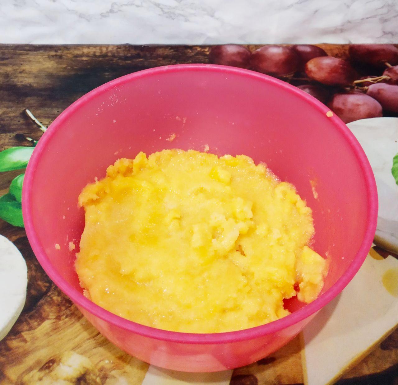 Вкусные и аппетитные сочни с творогом: К желткам добавляем сахар и тщательно растираем.