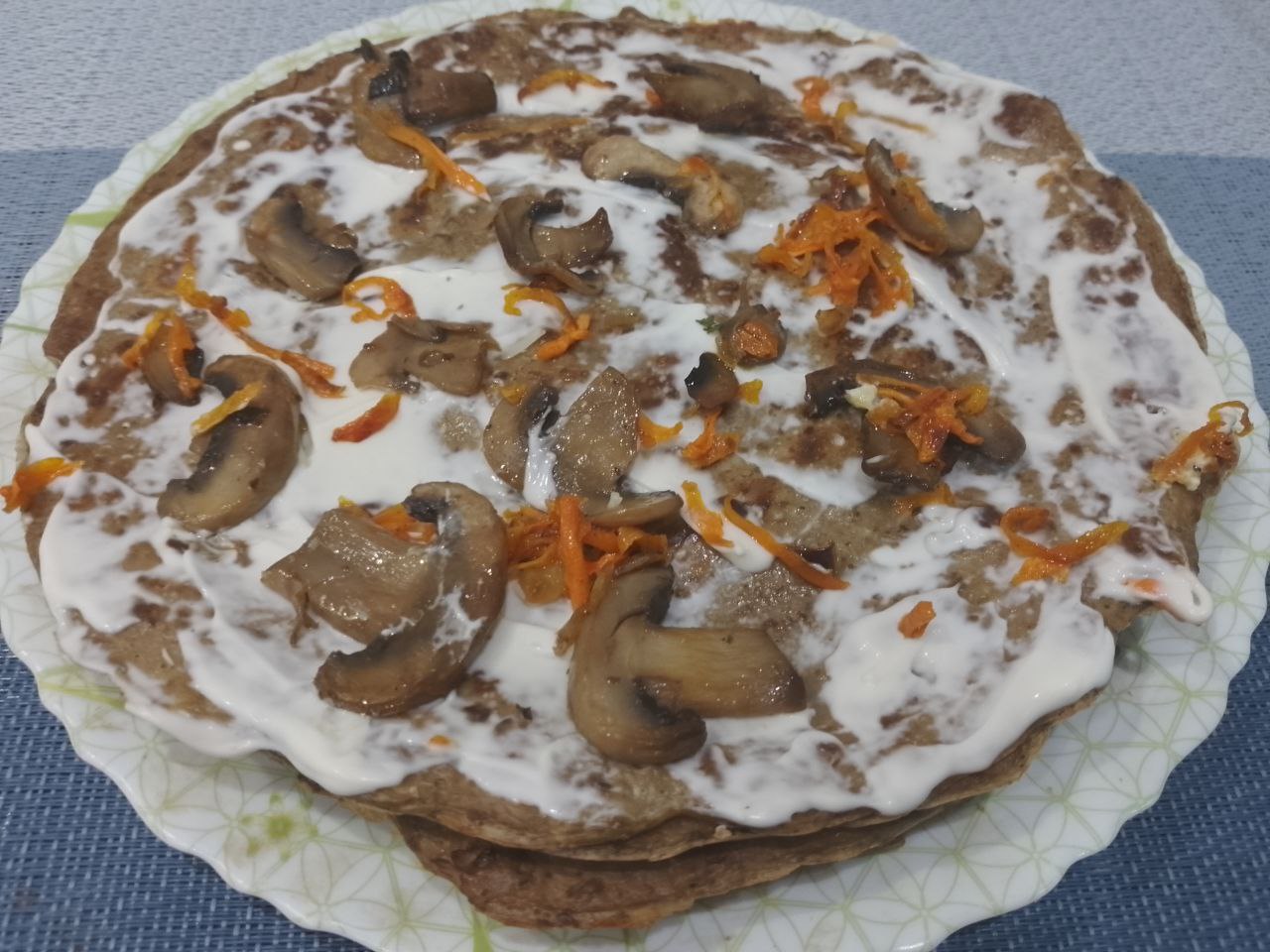 Блины из печени с грибной начинкой, вкусные и сытные: Выкладываем равномерно начинку.