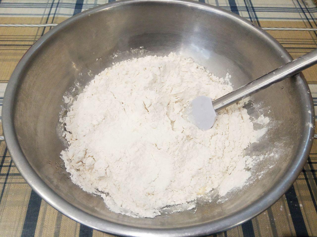 Пицца домашняя, просто, быстро и вкусно: Муку просеиваем через сито, добавляем соду и соль, перемешиваем.