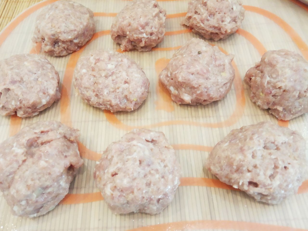 Домашние мясные котлеты, с начинкой из сыра, вкусные и аппетитные: Из котлетной массы формируем лепешки.