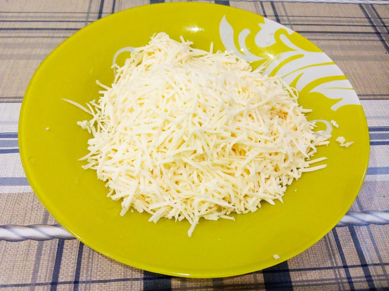 Картофель фаршированный начинкой и запеченный в духовке: Твердый сыр натираем на терке.