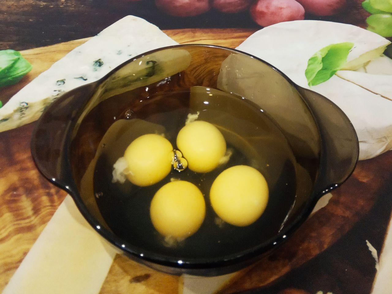 Простой рецепт печенья с вкусной хрустящей корочкой: Потом по одному кладем яйца во взбитую массу и взбиваем миксером на максимальной скорости до однородного