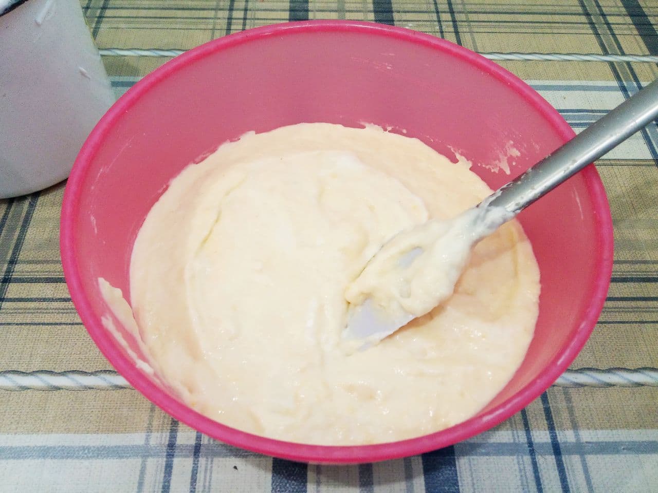 Манный пирог на молоке, просто и вкусно: Половину белковой массы выкладываем в тесто и осторожно перемешиваем снизу вверх.