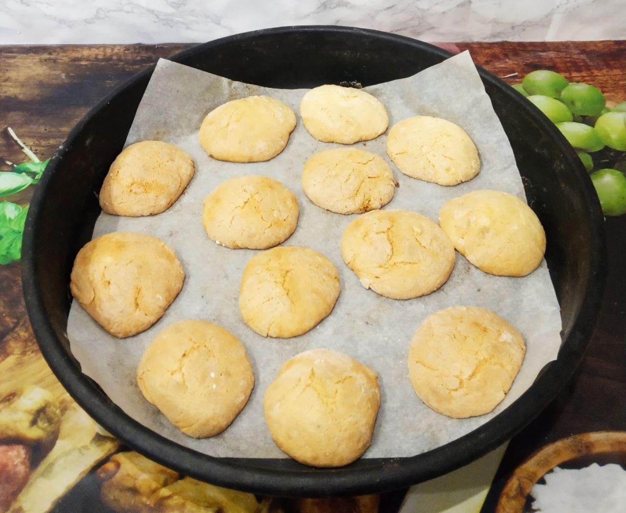 Простой рецепт печенья с вкусной хрустящей корочкой: Выпекаем печенье до готовности при 180 С.