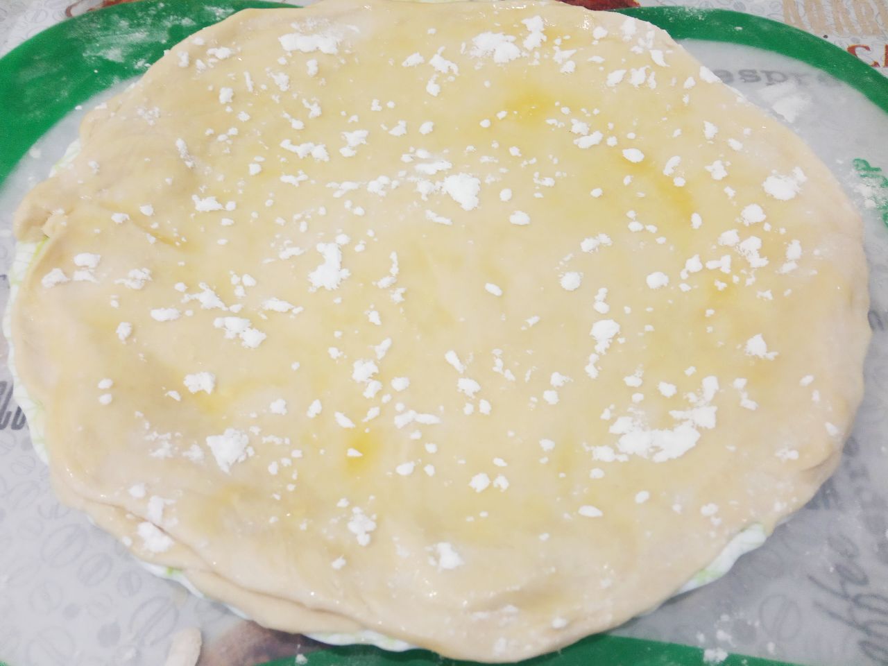 Пирожки из слоёного теста с мясной начинкой: Круг теста смазываем сливочным маслом и посыпаем крахмалом.
