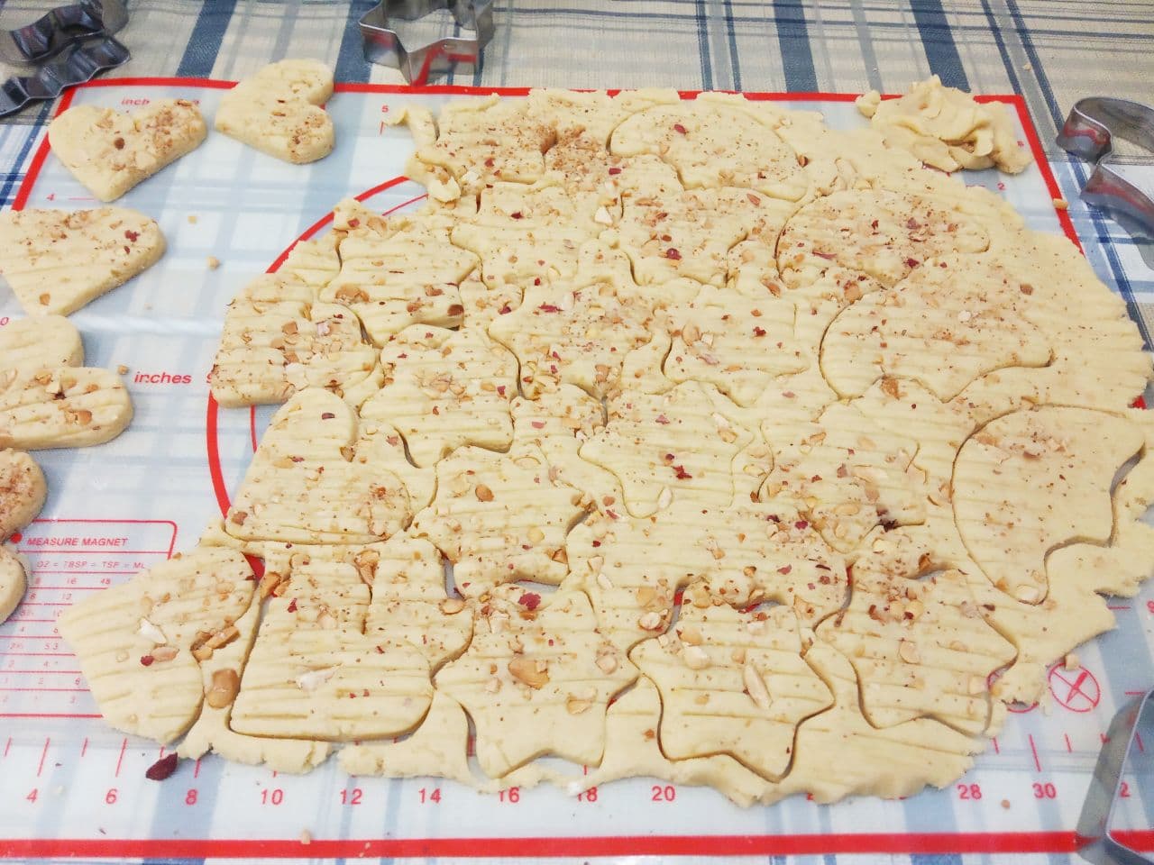 Рассыпчатое песочное домашнее печенье с крахмалом, вкусно и просто: Вырезаем печенье различными фигурками.