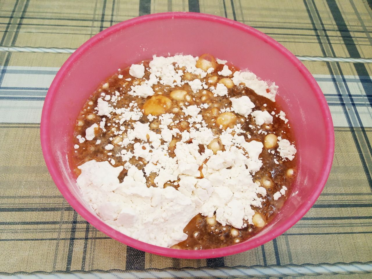 Кофейное печенье с изюмом на растительном масле, мягкое и воздушное: Соединяем муку со смесью и размешиваем сначала лопаткой.