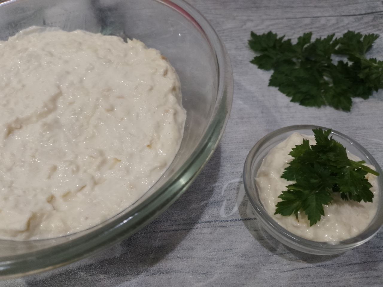 Заправки из хрена с уксусом, свеклой и с майонезом: Перекладываем измельченные коренья в чашу, добавляем свекольный сок, перемешиваем и перекладываем в баночки.