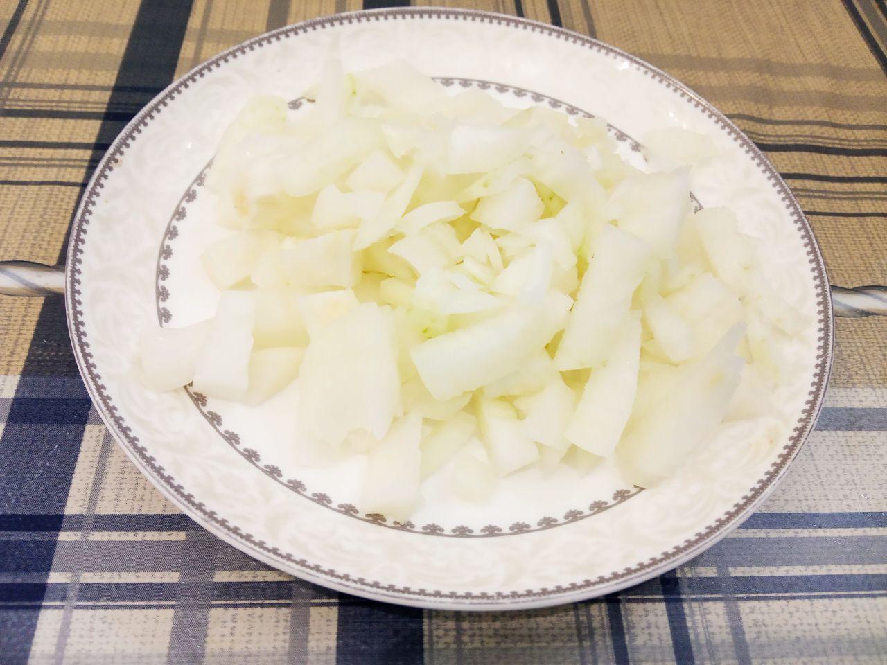 Картофель тушеный с шампиньонами: Лук очищаем от шелухи, промываем и мелко нарезаем.
