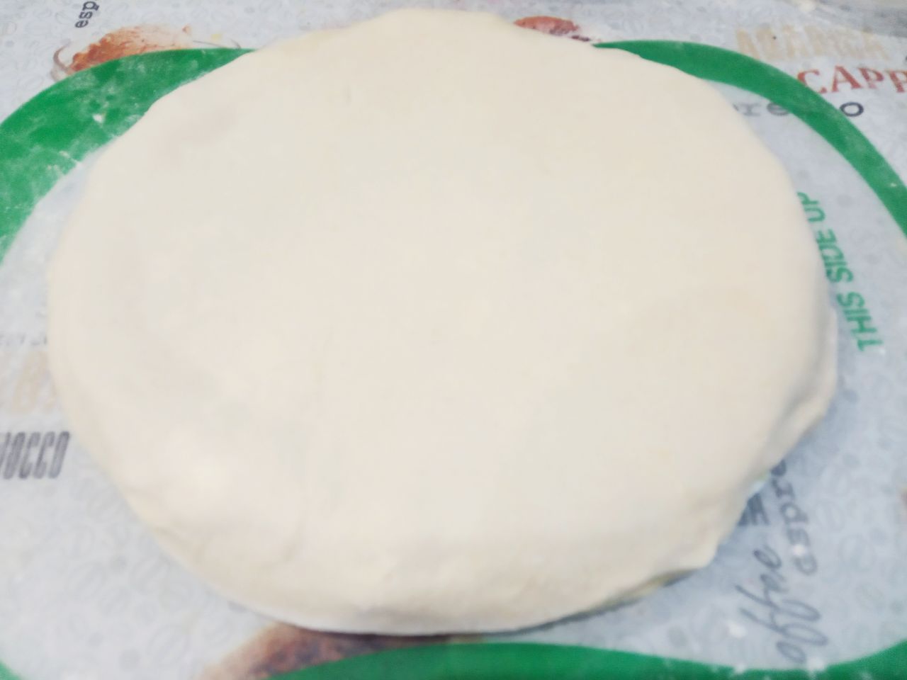 Пирожки из слоёного теста с мясной начинкой: Также раскатываем все части теста, промазываем и посыпаем крахмалом. Промазываем почти все части только одну