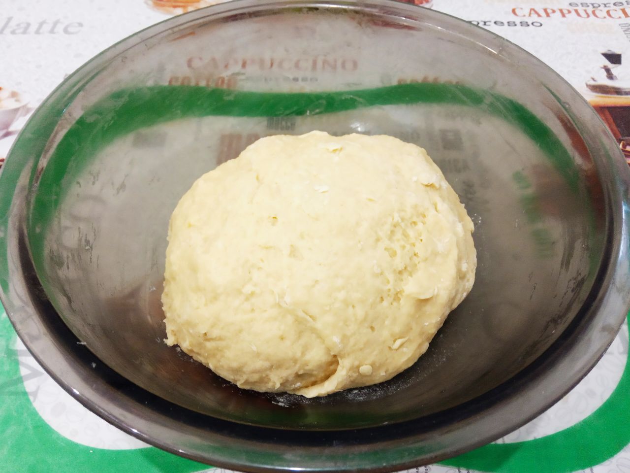 Песочный пирог с тушеными яблоками, просто и вкусно: Соединяем мучную крошку с яичной смесью, замешиваем нежное тесто.