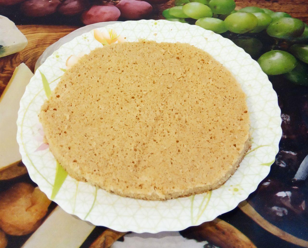 Торт из сухарей, с нежным заварным кремом, просто и вкусно: Корж разрезаем на две или три части.