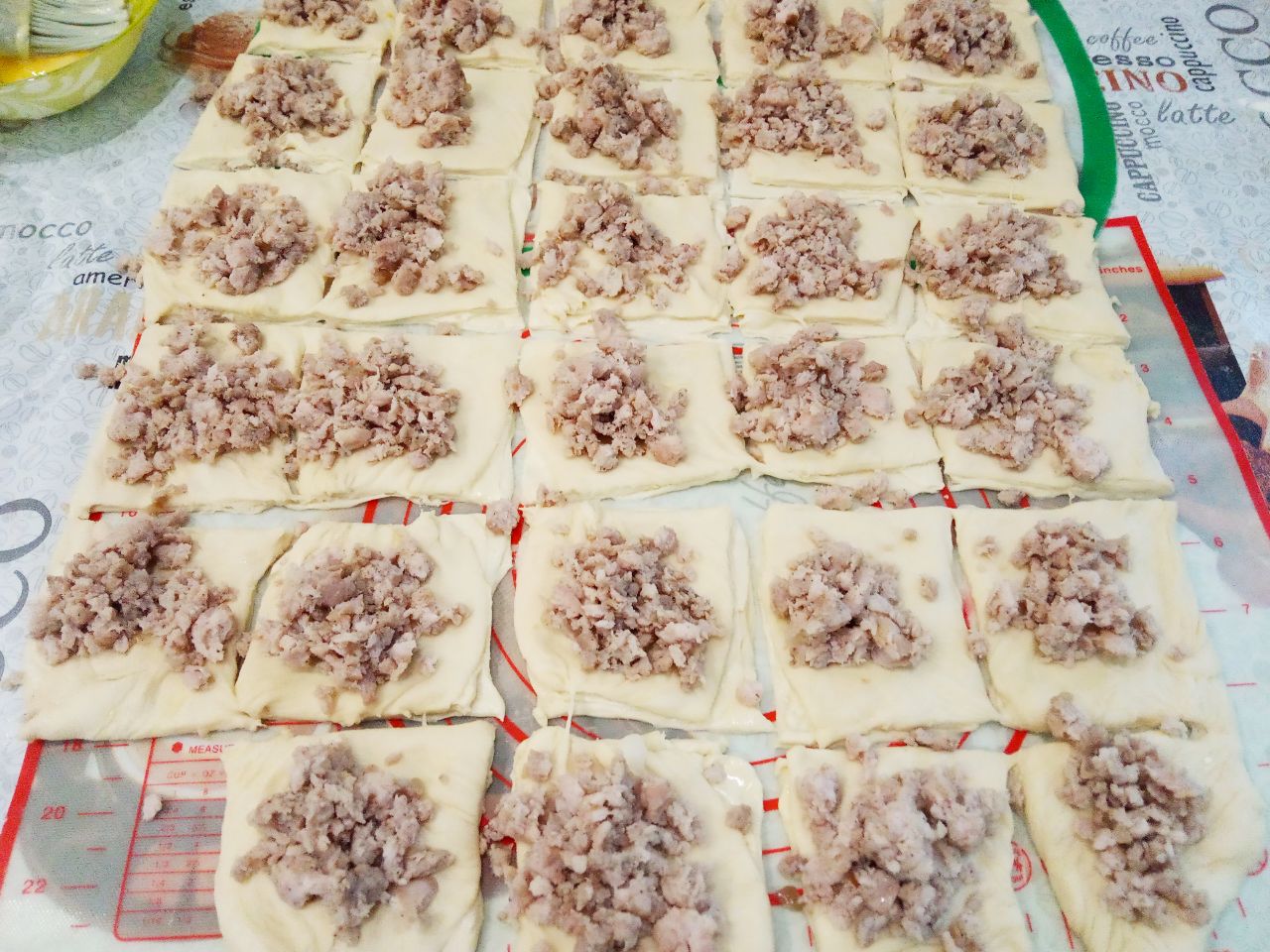 Пирожки из слоёного теста с мясной начинкой: Накладываем на полоски начинку.