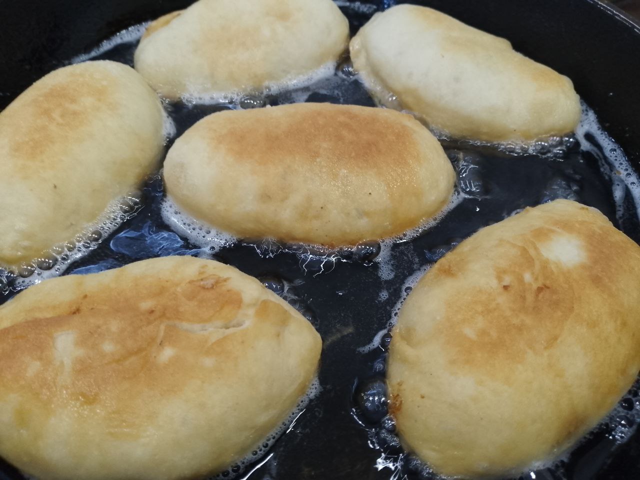 Жареные пирожки из дрожжевого теста, с мясом: В сковороду наливаем растительное масло, доводим до кипения и выкладываем пирожки, накрываем крышкой.