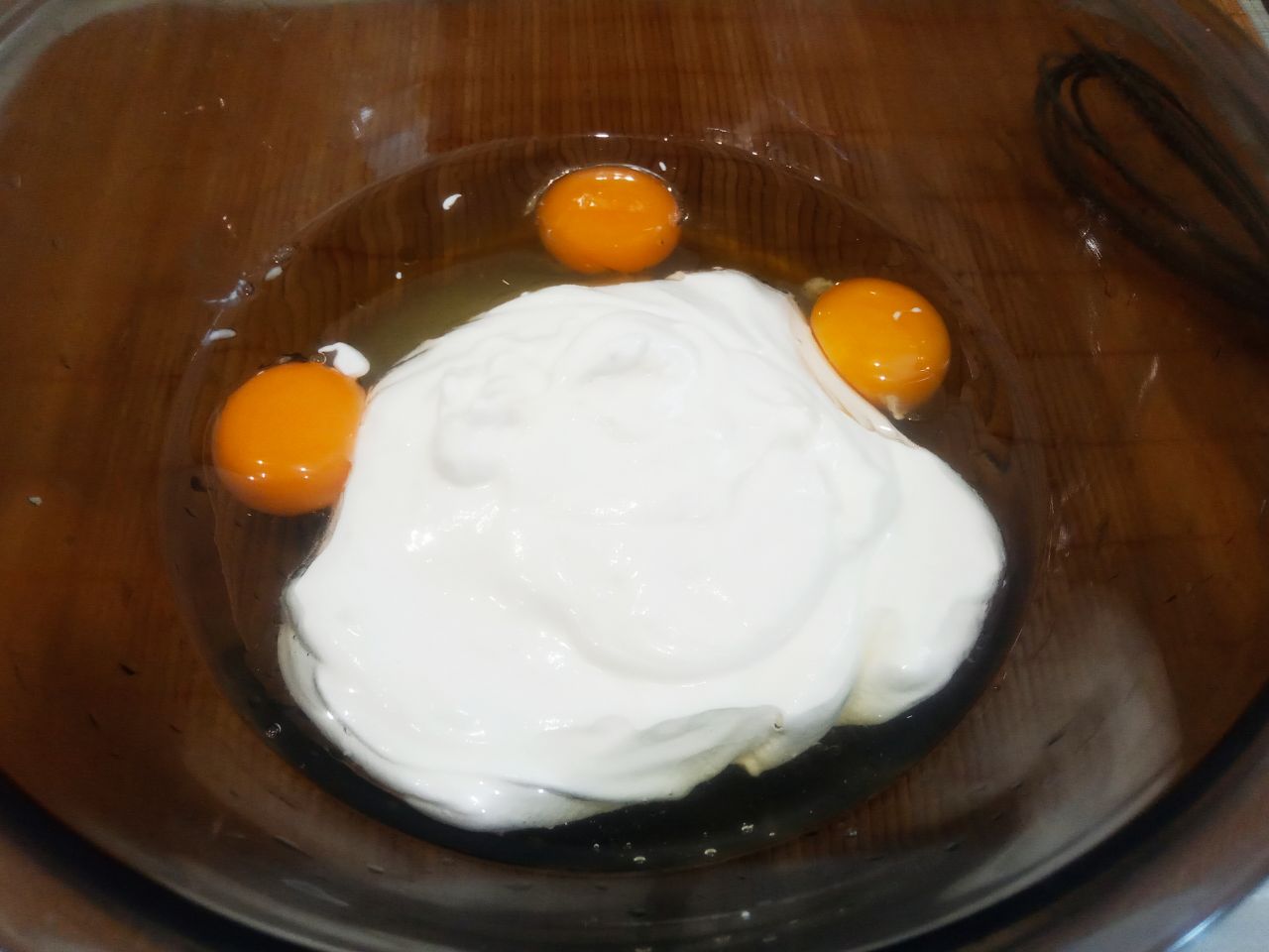Вафли шоколадные, мягкие, ароматные и вкусные: В сметану добавляем соду и размешиваем.