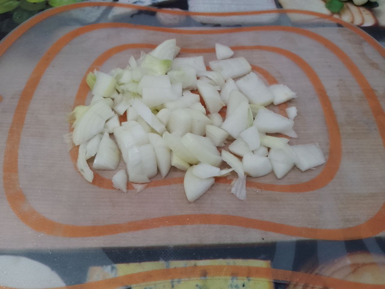 Тушеные баклажаны с помидорами и овощами, вкусно и полезно: Лук очищаем, промываем и нарезаем полукольцами.